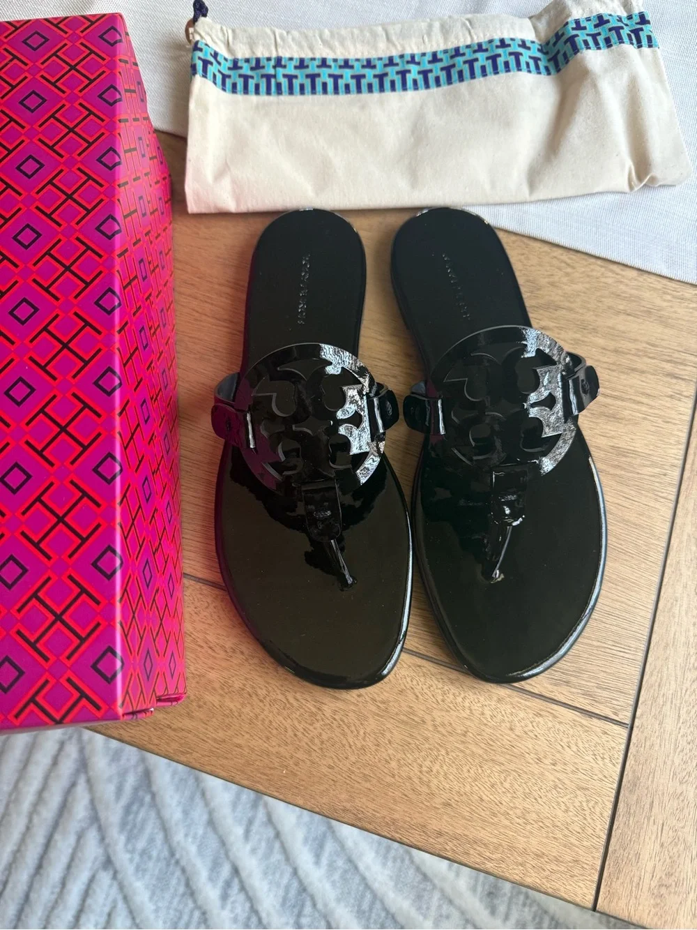 New Tory Burch Black calf Leather Logo Thong Sandals in patent black